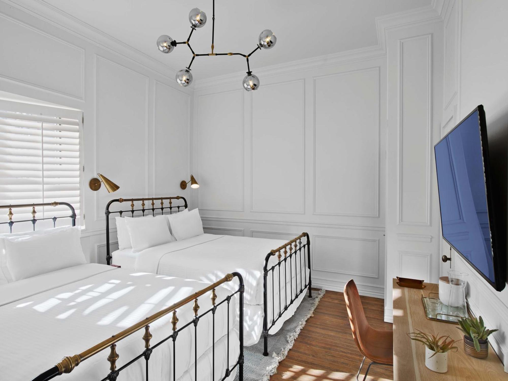 Deluxe Two Queen Beds,300789768:JPEG