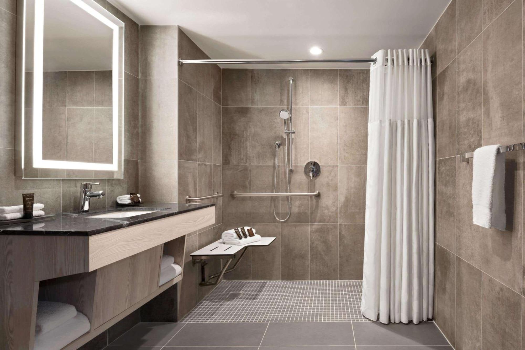King Room Roll Shower Mobility or Hearing Accessible Non-Smoking,1284709924:JPEG