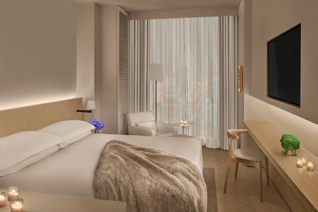 King Room with Times Square View and Roll-in Shower - Mobility Accessible