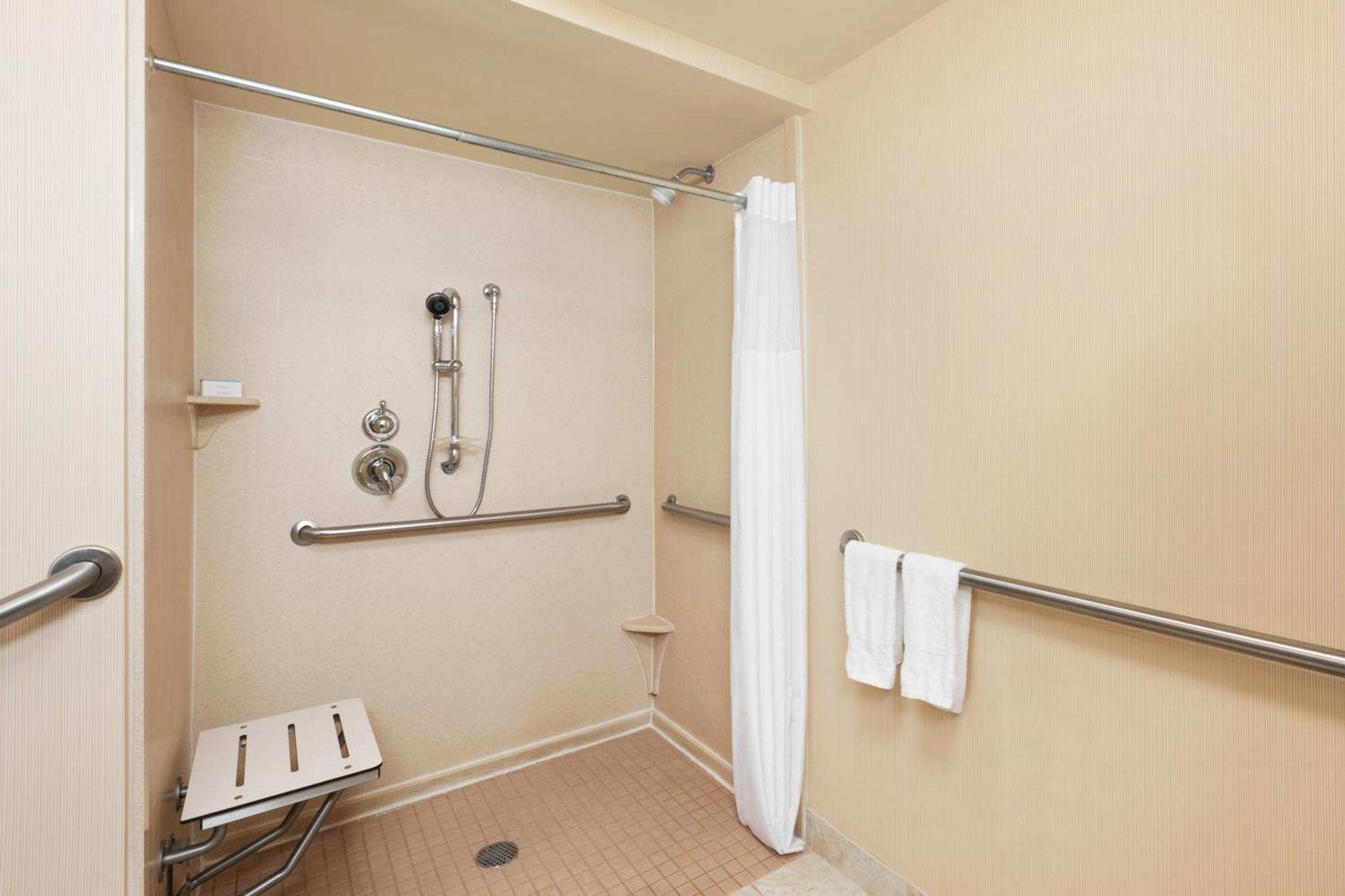 King Room with Roll-In Shower - Mobility Access/Non-Smoking,1551518107:JPEG