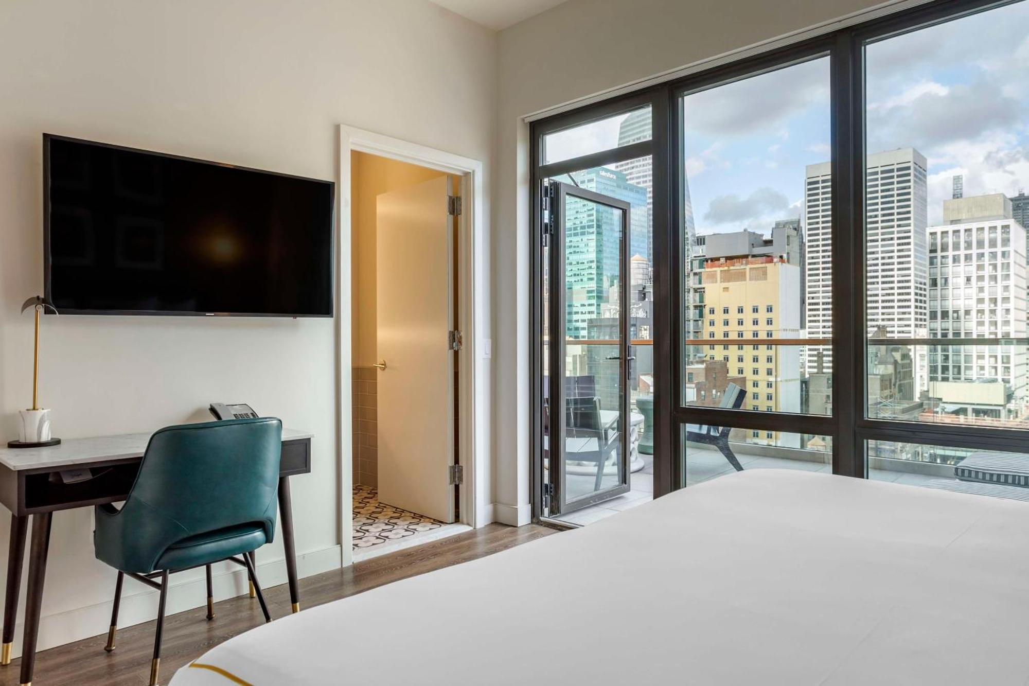 King Room Balcony City View