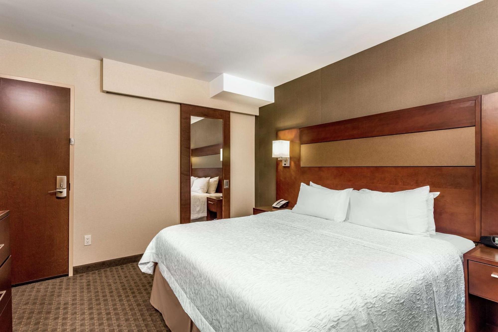 King Room with King Bed - Non-Smoking