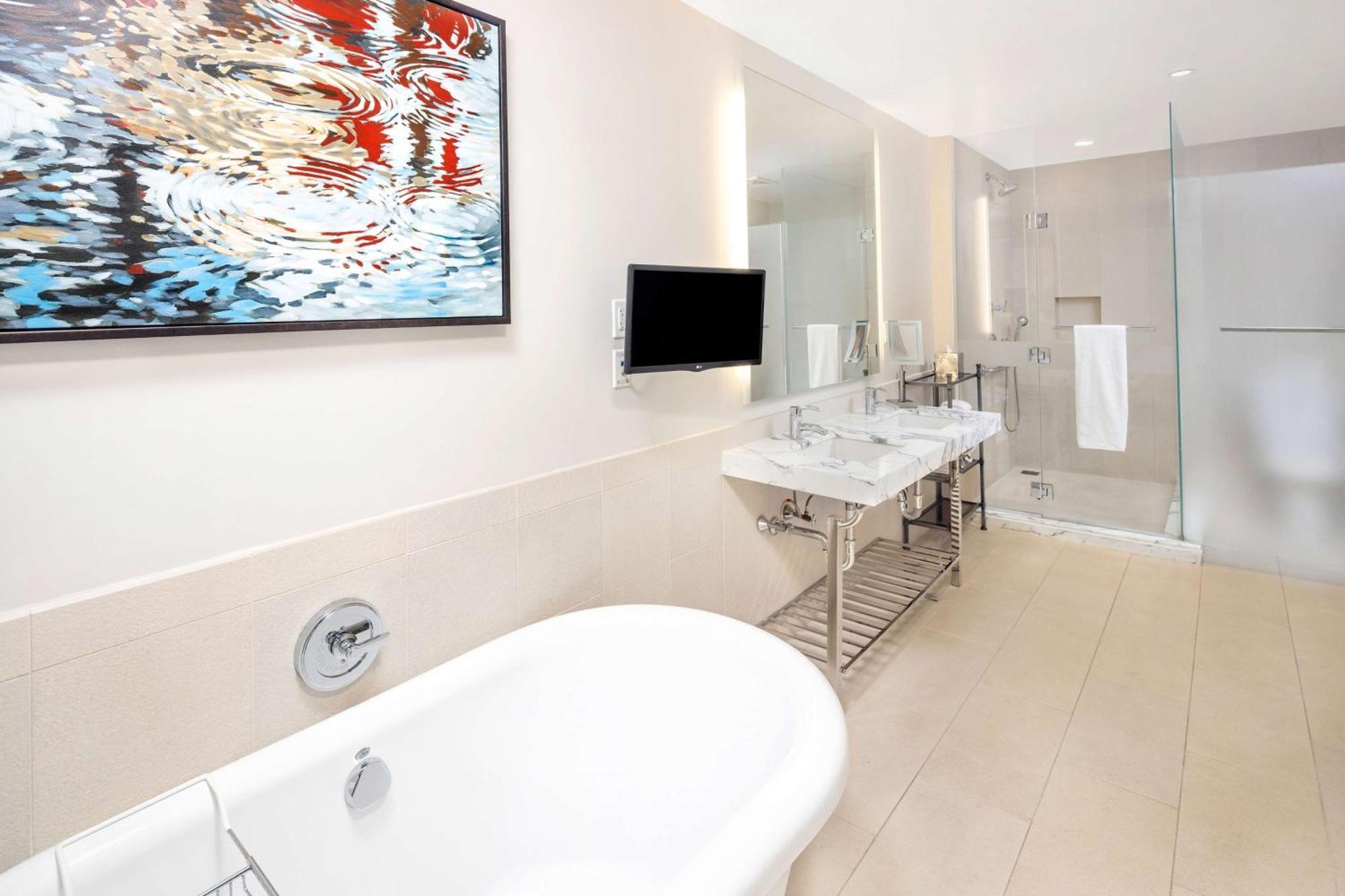 Penthouse Suite with Balcony,1551517756:JPEG