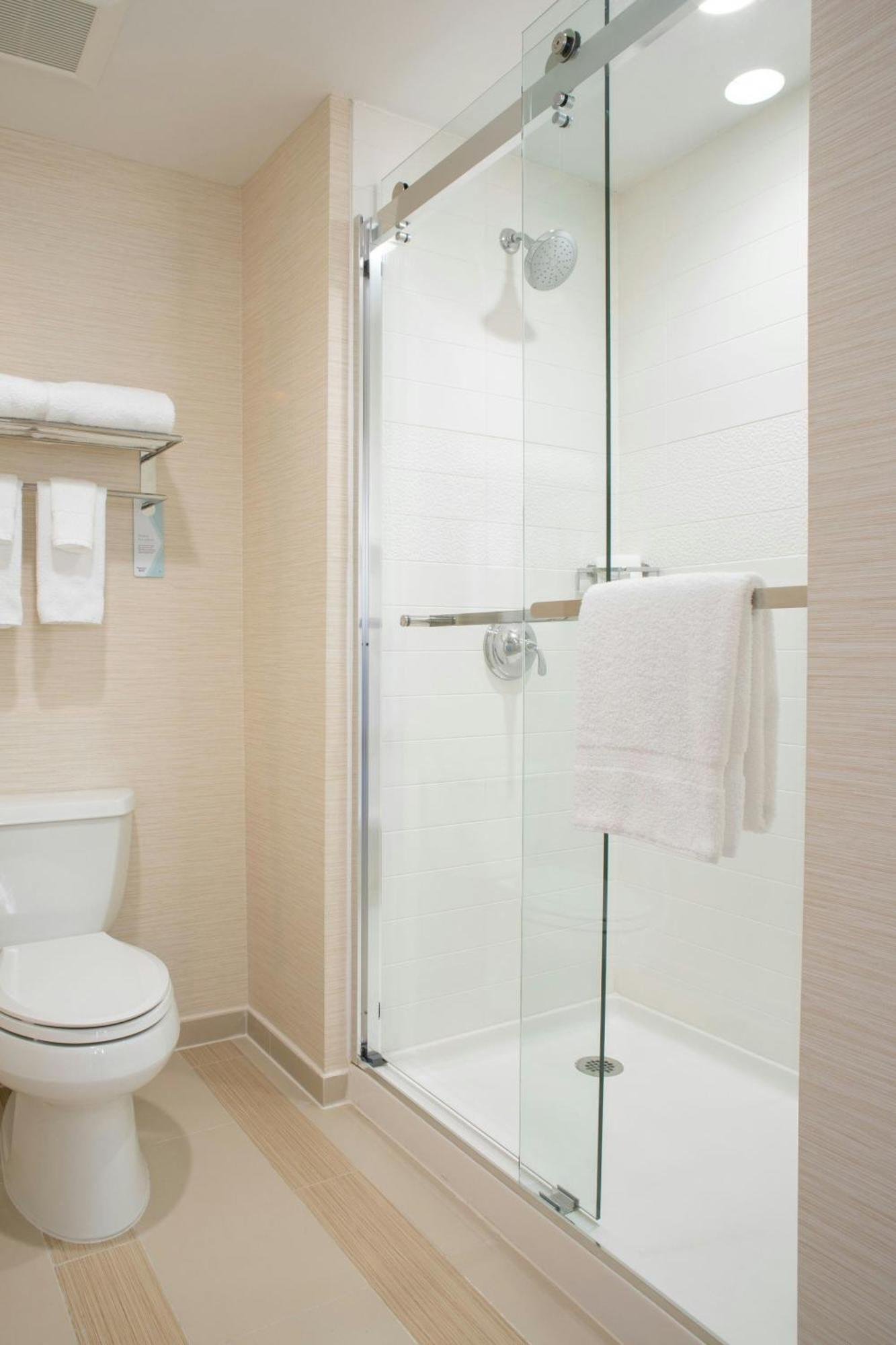 King Room with Roll-in Shower - Mobility and Hearing Accessible,1633025562:JPEG