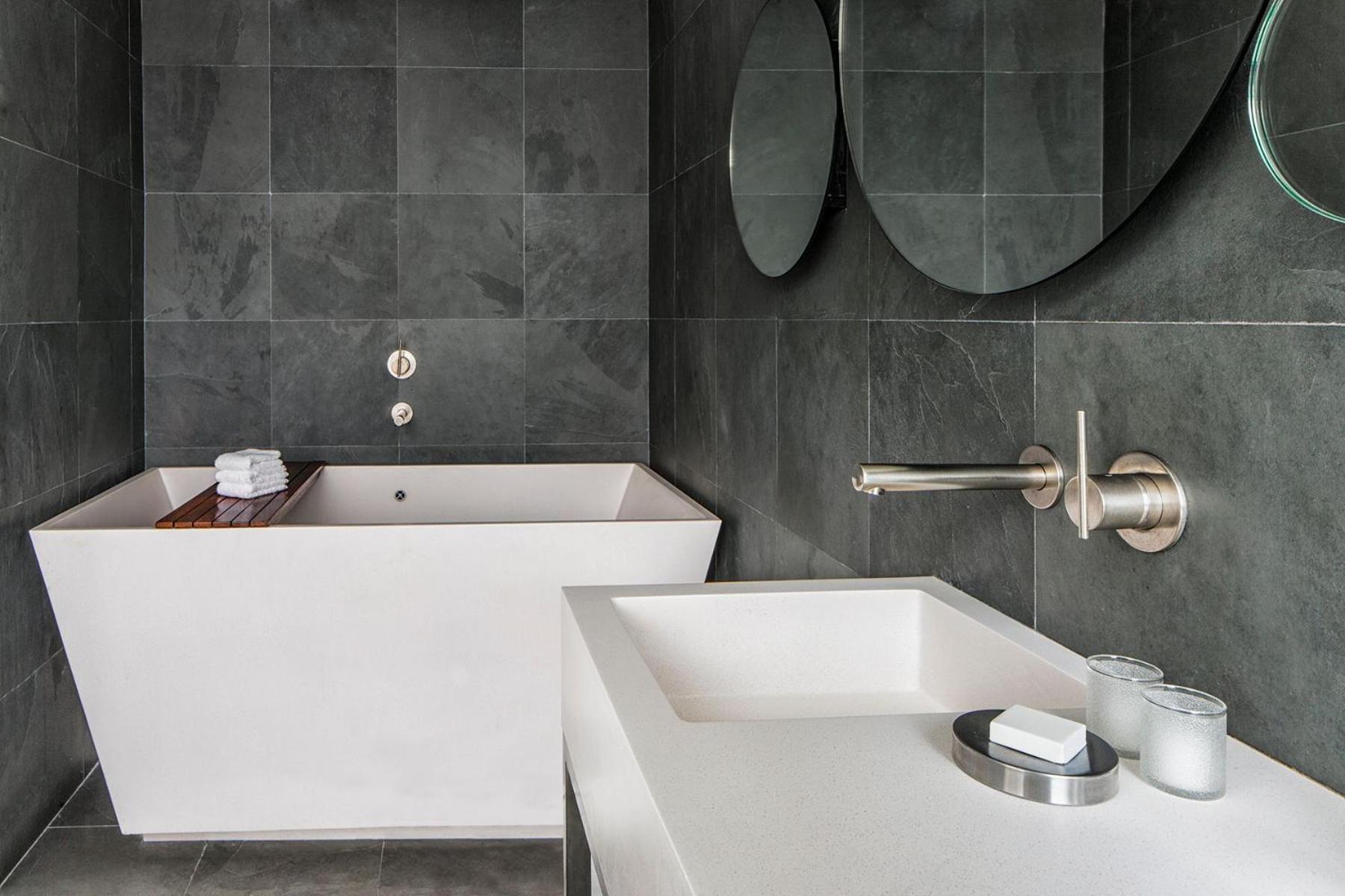 High Floor, King Room with Tub, Balcony,572078637:JPEG