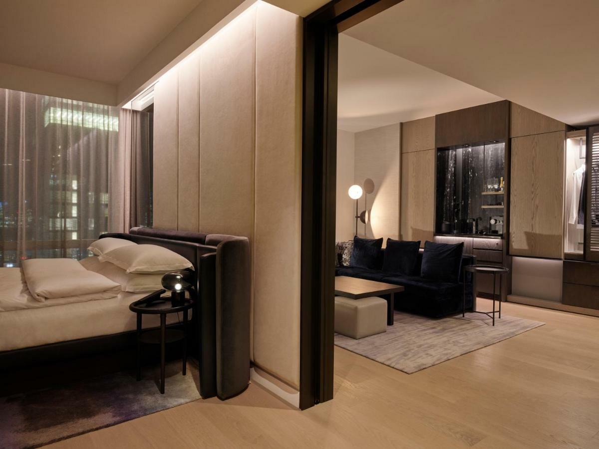 Premier Skyline View One Bedroom Corner Suite, 1 King Bed