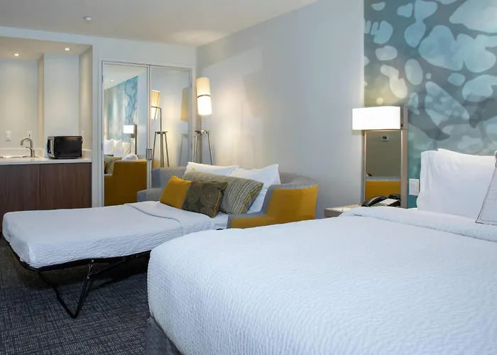 Courtyard By Marriott New York Queens/Fresh Meadows